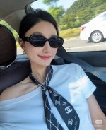最新小红书 专柜同款！香奈儿束发带 飘带款！可当小围巾，绑头发，绑手袋，绑在手腕装饰！多功能随便你搭配！双面斜纹真丝！规格6*120！