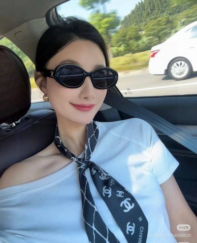 最新小红书 专柜同款！香奈儿束发带 飘带款！可当小围巾，绑头发，绑手袋，绑在手腕装饰！多功能随便你搭配！双面斜纹真丝！规格6*120！