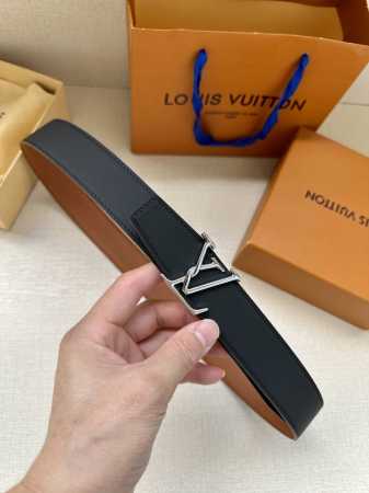Lv Attract 双面腰带拥有微弧形边缘和摩登形状末端，再为金属 Lv 搭扣融入螺旋结构。经典色彩和不同纹理呈现两式风尚，实现多种造型可能。 。 - 点击图像关闭