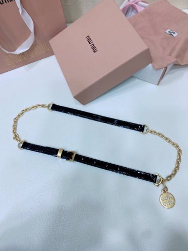 缪缪今年新元素金属腰带，颜色上非常百搭，小牛皮 搭配金属链条 Miu吊坠 低调中带有高级感，真的看不腻，这个腰带真的太适合慵懒随性的文艺女孩了 宽度1.5Cm