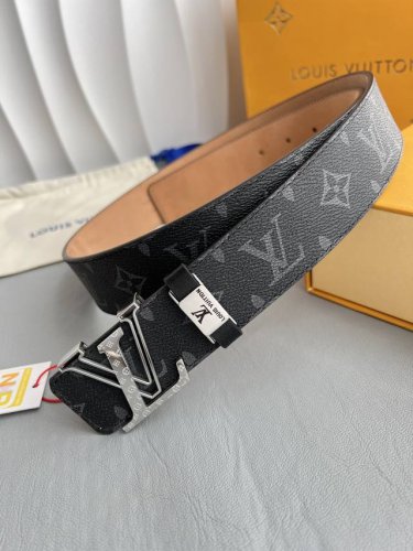 品名： Lv..路易..威登腰带皮带原单P200 型号：挂扣，经典纯钢材质字母挂扣，头层牛皮，图片实物拍摄 材料：头层牛皮，挂扣系列，纯钢材质扣头，钯镀电镀工艺