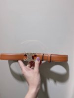 特 Celine 23 中号Triomphe Taurillon皮革腰带 青铜色 Taurillon.中腰，金色饰面金属件、亮面牛皮腰带 咖啡色！Triomph