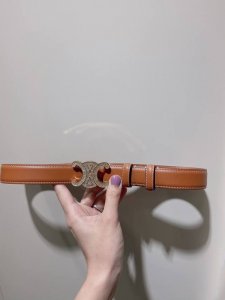 特 Celine 23 中号Triomphe Taurillon皮革腰带 青铜色 Taurillon.中腰，金色饰面金属件、亮面牛皮腰带 咖啡色！Triomph