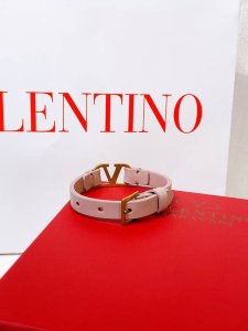 Valentino皮手环 Valentino华伦天奴手链 手环 双面头层牛皮 皮质柔软，黄铜金属 点缀其中的V Logo金属让人喜欢， 太酷帅啦！均码。