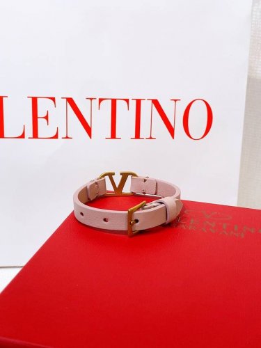 Valentino皮手环 Valentino华伦天奴手链 手环 双面头层牛皮 皮质柔软，黄铜金属 点缀其中的V Logo金属让人喜欢， 太酷帅啦！均码。