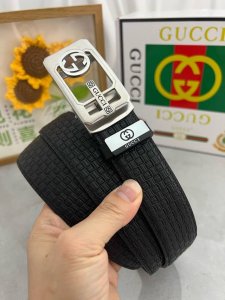 品名：古奇.Gu...Ci 自动带 材质：原单牛皮腰带 专柜原单品质、做工精细，时尚大牌，送人自用首选 包装： 请认准如图专柜包装赠送打孔器手提袋专柜礼盒宽度3