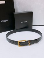 特 Salnt.Laurent.Paris. Le Cassandre粒面羊皮革腰带 腰带搭配可调节加长方扣和le Cassandre环扣。镌刻圣罗兰 Pari