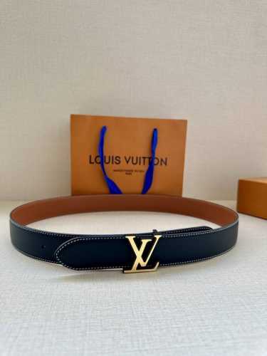 3.4宽 本款 Lv Shield 双面腰带出自 秋冬时装秀 字母与 Monogram 花卉，展现西部牛仔的灵感启发。双重缝线穿梭于皮革内外两侧，成就多种造型可
