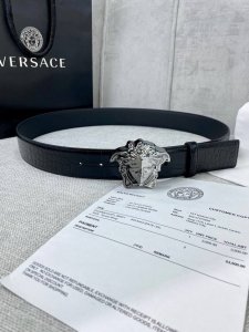 宽度4.0Cm 范思哲 此款鳄鱼纹皮底 腰带饰有标志性的Versace美杜莎头像扣，彰显品牌格调。是一款精美的衣橱必备单品。