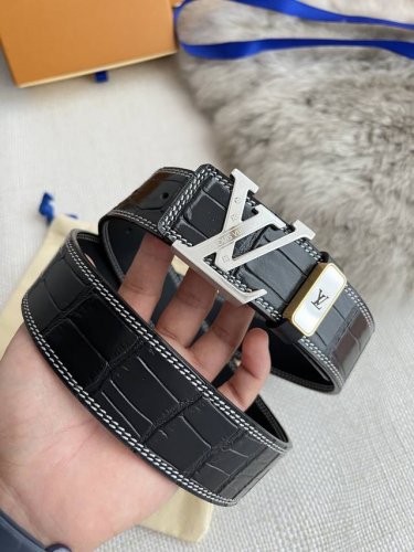 品名： Lv..路易..威登腰带皮带原单 型号：挂扣，经典纯钢材质挂扣，头层牛皮，图片实物拍摄 材料：头层牛皮，挂扣系列，纯钢材质扣头，钯镀电镀工艺永不掉色。原