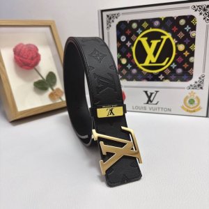 品名：Lv..路易..威登 材质：原单牛皮腰带 百分百头层牛皮腰带保证真皮，24K纯钢扣，专柜原单品质、做工精细，时尚大牌，送人自用首选 包装： 请认准如图专柜