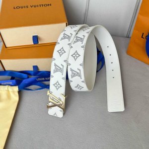 原版包裝 L0Uis Vuitt0N 專櫃最新升級版本 寬度40Mm 原廠小荔面壓刻有花型圖案效果 進口柔軟小牛皮底 搭配经典字母搭扣 百搭易襯！