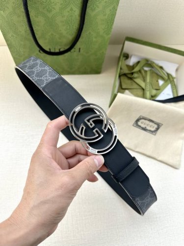 宽度4.0Cm Gucci 这款腰带在早秋系列中惊艳亮相，采用以经典颜色 乌木色组合呈现的品牌双G字母交织图案，与黑色皮革材质相得益彰。双G镶钻钢效果，突显时尚