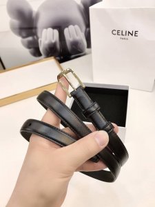 Celine瑟琳女士新款，光滑小牛皮腰带，金色可调节皮带扣，宽度1.8Cm。