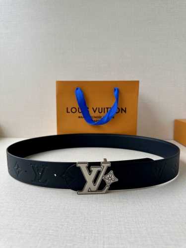 Lv Initiales Pearls 4.0宽 双面腰带证明了简洁始终是优雅的选择。一面是压花Monogram皮革，另一面是精细光滑的皮革，都是黑色的。金色L