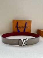 Lv4.0宽 Rays 双面腰带为抹油花纹扣 进口手掌纹枣红底 临摹日光照射时的灿烂光线，可为多样造型注入创意巧思