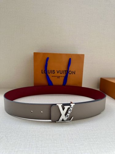 Lv4.0宽 Rays 双面腰带为抹油花纹扣 进口手掌纹枣红底 临摹日光照射时的灿烂光线，可为多样造型注入创意巧思
