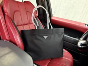 高端货 最新款 “ Prada ”普拉达公文包普拉达托特包 字母Logo徽标可调节肩带Saffiano皮革邮差包单肩斜挎包 男款 黑色 尼龙和Saffiano
