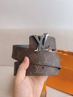 高端品質，實物拍攝 批￥ 配全套禮盒 ： Lv路易威登 原版品質 代工廠貨品 40Mm寬度 正品一體鑄造五金鋼扣，原廠皮料 雙面原廠定制面料，可雙面使用！區別市