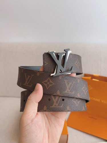 高端品質，實物拍攝 批￥ 配全套禮盒 ： Lv路易威登 原版品質 代工廠貨品 40Mm寬度 正品一體鑄造五金鋼扣，原廠皮料 雙面原廠定制面料，可雙面使用！區別市
