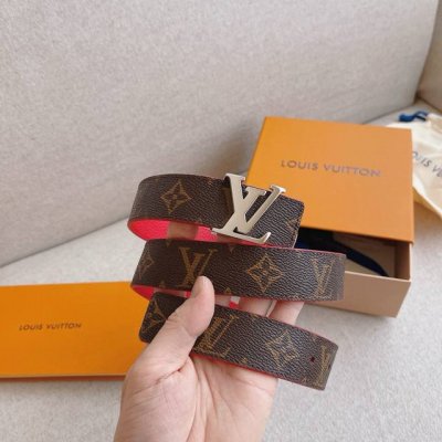 Lv 30Mm女士系列 经典双面设计，以一当二。 标志性的 Lv 带扣即可与 Monogram 结合，营造出更多休闲意味，亦可与彩色皮革搭配，使整体颜色更加抢眼