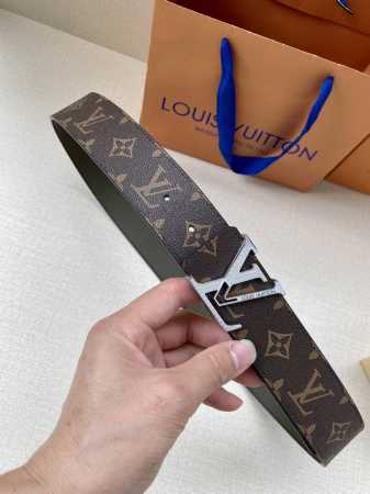 特 满溢艺术气息的搭扣为 Lv Line 40 毫米腰带凝聚视觉焦点：令 Monogram Eclipse 图案与素净牛皮革的双面拼接更显雅致。搭配正式或休闲着 - 点击图像关闭