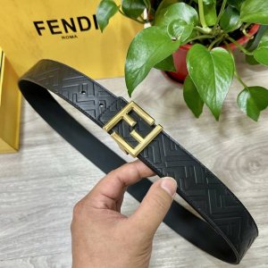 Fendi 芬迪 全套包装 专柜同款 宽40Mm 标志造型宽皮带。原版针扣，进口原版小牛皮制成，印有浮雕黑Ff 图案。镀金表面金属制品，品质保证。