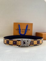 本款4.0宽 Lv Initiales 双面腰带出自 春夏男装秀场，为 Damier Po 帆布浸染潮流新色，翻转可见光滑素雅牛皮革。Lv 字母搭扣与崭新 Lo