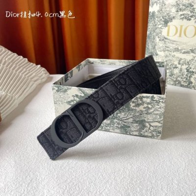 高端品质，实物拍摄 批 配全套礼盒 ：Dior这款金属覆层黄铜腰带扣采用“Christian Dior”标志点缀，经典元素呈现全新风采。设计精巧，提升格调，打造