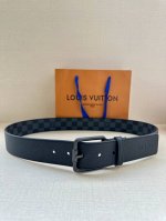 4.0宽 Citizen 双面腰带以 Monogram Eclipse 帆布和 Taurillon 皮革成就两式风尚，再以耀目针式搭扣俊朗格调，可轻松融入各式造