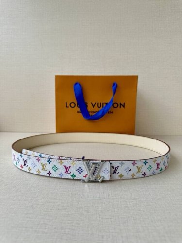 Lv 双面腰带取材缝线皮革和 小黑花 小白花帆布，以尖瓣 Monogram 花卉搭扣映衬榄尖形腰带末端，为纤细设计注入柔美风情。