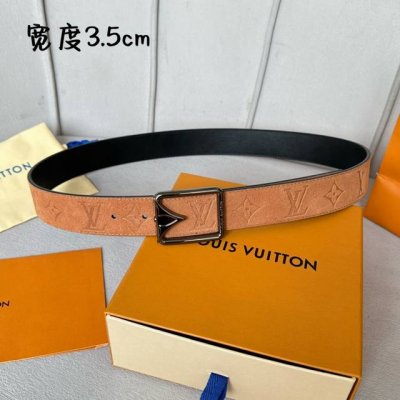 特 寬：35Mm 驢家新品 Nigo新品限量版 皮帶面採用全粒面壓品牌花紋 搭配原廠小牛皮底製成 全新造型搭扣造成 令人眼前一亮 雙面配戴 以一當二