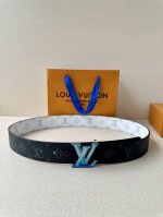4.0宽Lv Dimension Sunset 双面腰带取材 Monogram 涂层帆布，以温暖色调再现晨光夕照的美妙意境，再借瞩目渐变效果搭扣捕捉时间流逝之美