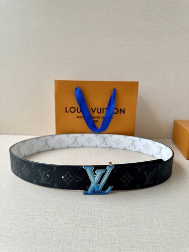 4.0宽Lv Dimension Sunset 双面腰带取材 Monogram 涂层帆布，以温暖色调再现晨光夕照的美妙意境，再借瞩目渐变效果搭扣捕捉时间流逝之美