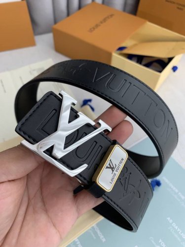 品名： Lv..路易..威登原单 型号：经典字母挂扣，纯钢材质扣头，图片实物拍摄 材料：头层牛皮，挂扣系列，纯钢质扣头，钯镀电镀工艺永不掉色。黑