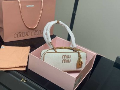 升级版配盒 Size：28*13Cm Miumiu保龄球 公文包 包包甜度刚好！ 很难不爱啊啊！ 可手拎也可斜挎 绝对不是小废包哦容量足足的~~ 出场就是Miu