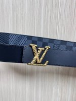 当季新款，4.0Mm双面进口小牛皮一面压激光印花，做工精细，搭配精品四叶扣头，时尚美观大方，官网同步，