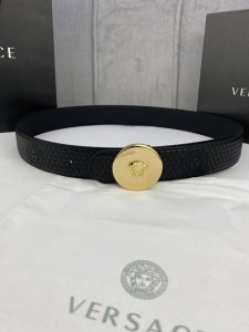 特 宽度4.0 Cm Versace范思哲此款原版皮带饰有Versace品牌标志：3D美杜莎皮带扣，这也是Palazzo系列的一部分。