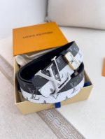 品名： Lv..路易..威登腰带皮带原单P200 型号：挂扣，经典纯钢材质挂扣，头层牛皮，图片实物拍摄 材料：头层牛皮，挂扣系列，纯钢材质扣头，钯镀电镀工艺永不