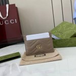 顶配版 Gg Marmont系列绗缝卡片夹。Gucci经典小件配饰继续围绕品牌不断发展的美学理念为自身注入新的活力。作为2025春夏系列的一款力作，皮具系列以灰