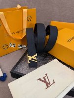 特 Lv女款腰带 全套包装 本款 3.0Cm Lv Initiales 双面腰带以经典之姿成就两式风尚：Monogram 帆布传递闲适惬意，粒面牛皮革流露雅致格
