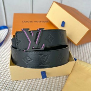 驢家經典款。L0Uis Vuitt0N 今季新品 男士原單腰帶 寬度40毫米 經典牛皮壓花大圖案 搭配三層五金 可雙面佩戴 適合沈穩低調的男士使用