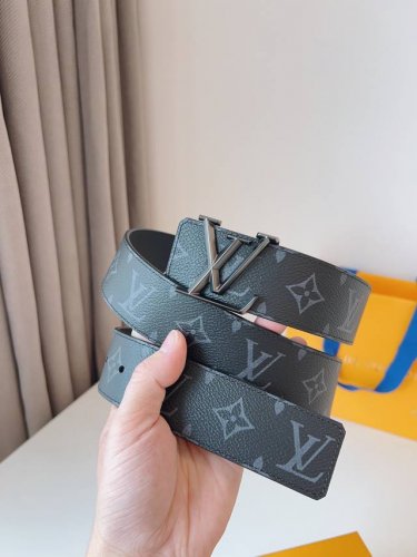 特 Lv 这款经典而又魅力恒久的腰带外型宽大，带扣和牛仔装相得益彰，彰显一派休闲气息。易搭配各类服饰；经典不过时。宽度：40Mm