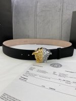 特 宽度4.0Cm Versace 范思哲 此款柔软的皮带饰有金、银双色3D美杜莎腰带扣，可搭配正装或休闲牛仔装。