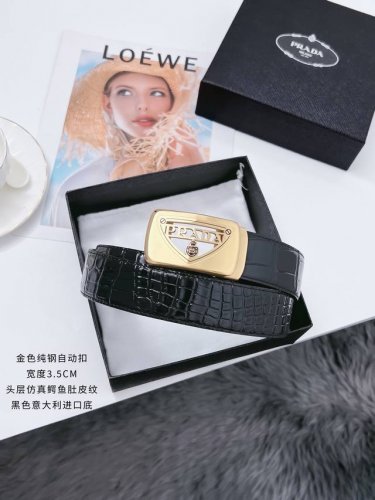 特 普拉达 不锈钢自动扣腰带 宽度3.5Cm 品质款式，高档 耐用。进口头层仿真鳄鱼肚皮纹，可以媲美真鳄鱼，耐用性 纹路都极像。底皮：意大利进口牛皮，纯正进口保