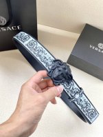 宽度4.0Cm Versace 范思哲 此款Palazzo腰带采用牛皮革面料制作，并饰有Le Pop Classique图案印花和标志性的美杜莎五金配件。