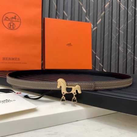 特 Hms漆艺镀金金属皮带扣。 可移动皮带扣采用机械加工和激光雕刻技术打造，饰有漆艺细节，呈现生动逼真的挽具、马鞍和马蹄铁造型。 & Swift和epsom小牛 - 点击图像关闭