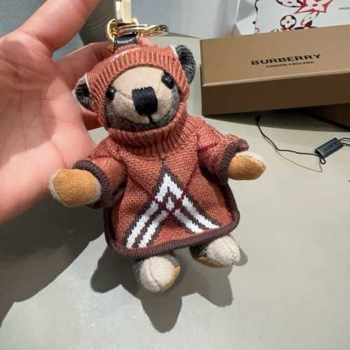 Burberry代工厂P小熊挂件，巴宝莉毛衣泰迪熊钥匙扣包饰挂件 温柔到心里 准备已久、精致自留 ！ 内部填充物与专柜一致，手感真的很赞 五金扣全部采用电镀工艺