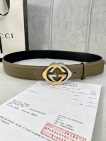 特 宽度4.0Cm Gucci 互扣式双G Logo填油扣，源自品牌辉煌的70年代典藏设计，经过重新诠释而别具新意。呈现于纤细压花皮革腰带之上。