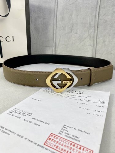 特 宽度4.0Cm Gucci 互扣式双G Logo填油扣，源自品牌辉煌的70年代典藏设计，经过重新诠释而别具新意。呈现于纤细压花皮革腰带之上。